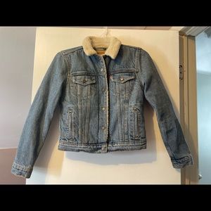 Ladies size small Levi’s Sherpa jacket